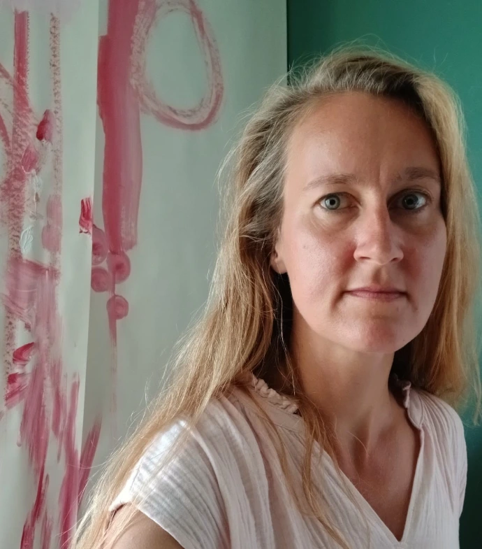Nicol bredvid en av sina målningar